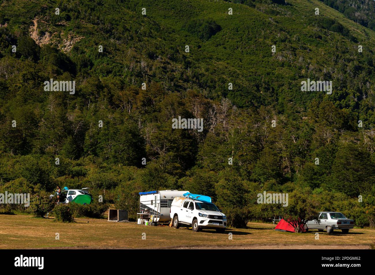 Campingplatz am Ufer des Villarino-Sees an der Ruta 40, Ruta de Los Siete Lagos oder Route of Seven Lakes, Neuquén, Argentinien Stockfoto