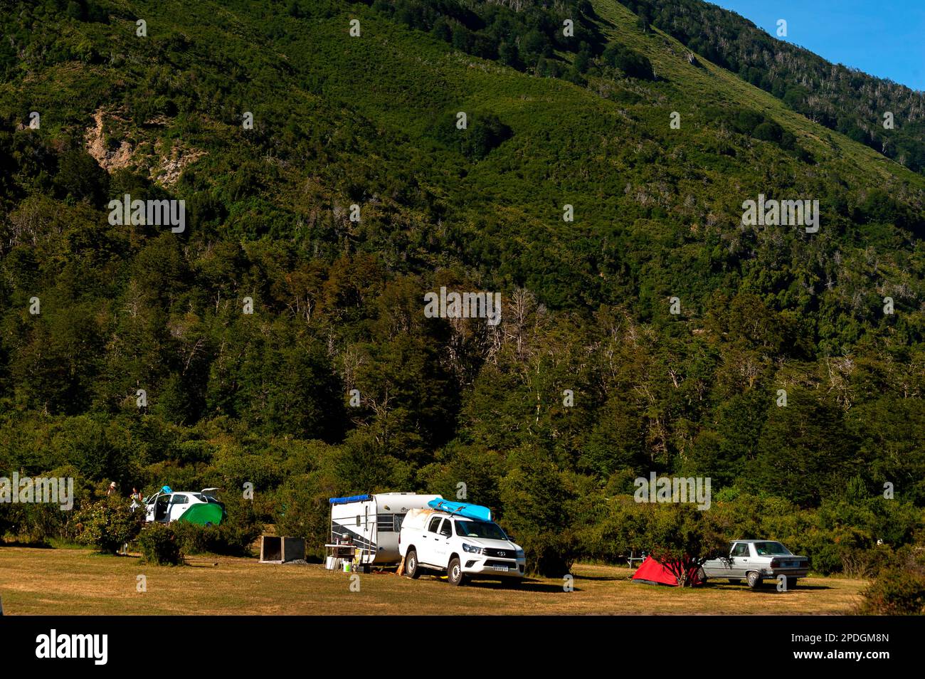 Campingplatz am Ufer des Villarino-Sees an der Ruta 40, Ruta de Los Siete Lagos oder Route of Seven Lakes, Neuquén, Argentinien Stockfoto