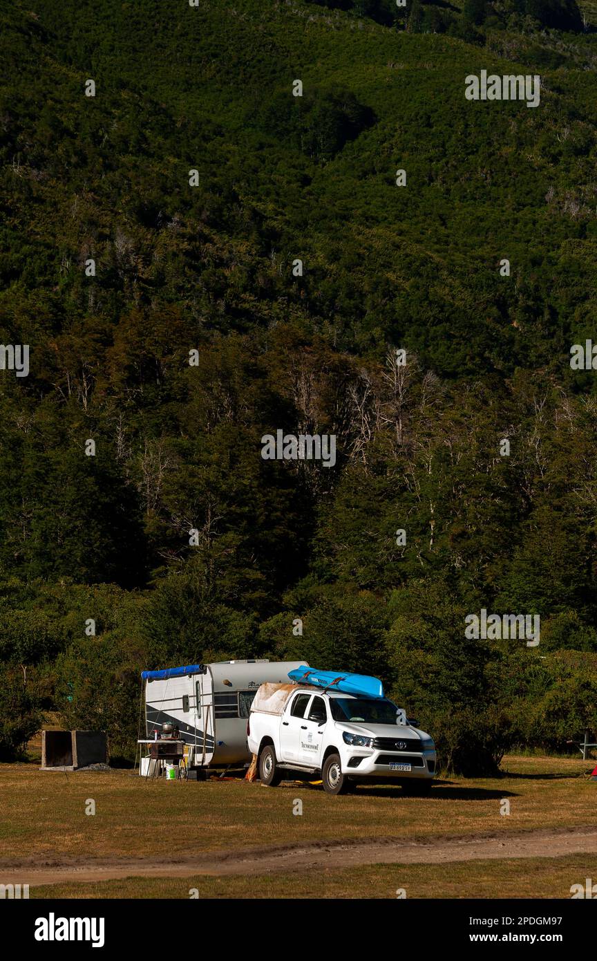 Campingplatz am Ufer des Villarino-Sees an der Ruta 40, Ruta de Los Siete Lagos oder Route of Seven Lakes, Neuquén, Argentinien Stockfoto