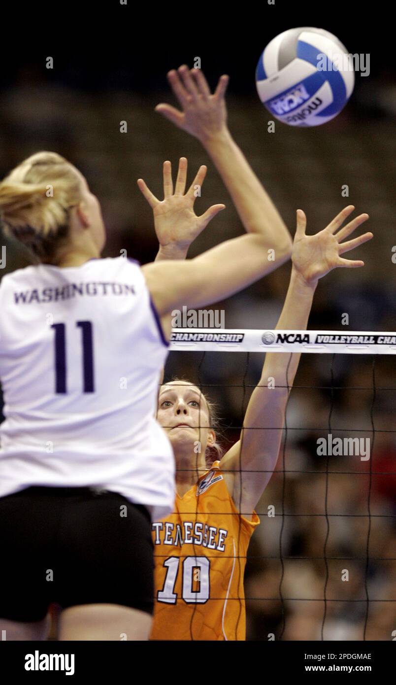 Tennessee's Kristen Andre (10) defends as Washington's Darla Myhre (11) returns the ball set one of their their NCAA Division 1 Volleyball Championship semifinal game against in San Antonio, Thursday, Dec. 15, 2005. Washington won, 3-0. (AP Photo/Eric Gay) Stockfoto