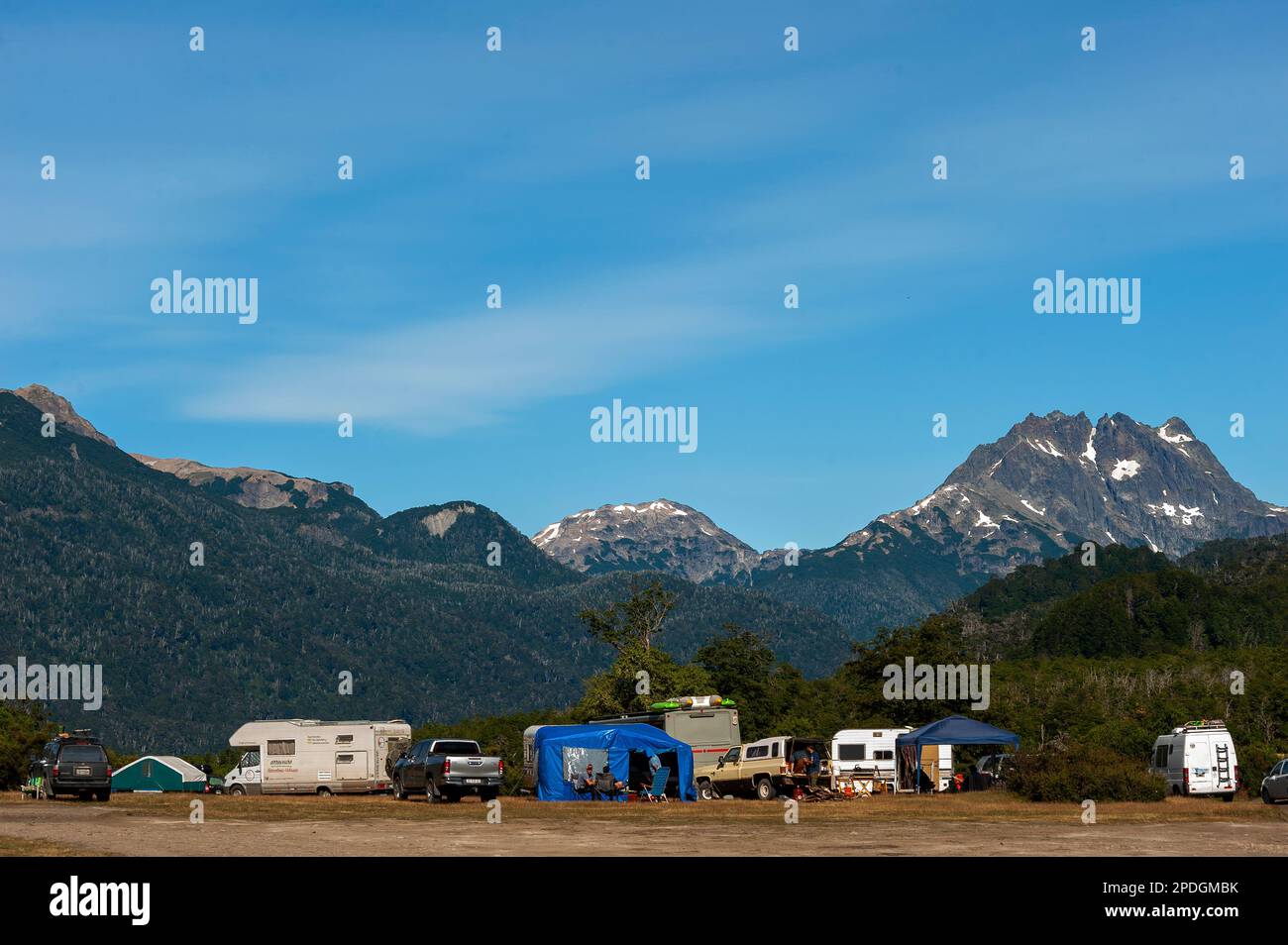 Campingplatz am Ufer des Villarino-Sees an der Ruta 40, Ruta de Los Siete Lagos oder Route of Seven Lakes, Neuquén, Argentinien Stockfoto