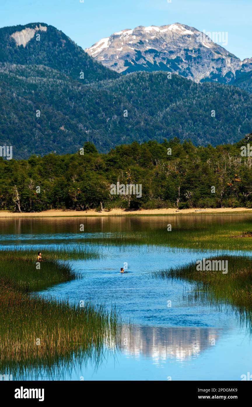 Campingplatz am Ufer des Lake Villarino auf Ruta 40, schneebedeckte Gipfel im Hintergrund, Ruta de Los Siete Lagos oder Route of Seven Lakes, Neuquén, Argentinien Stockfoto