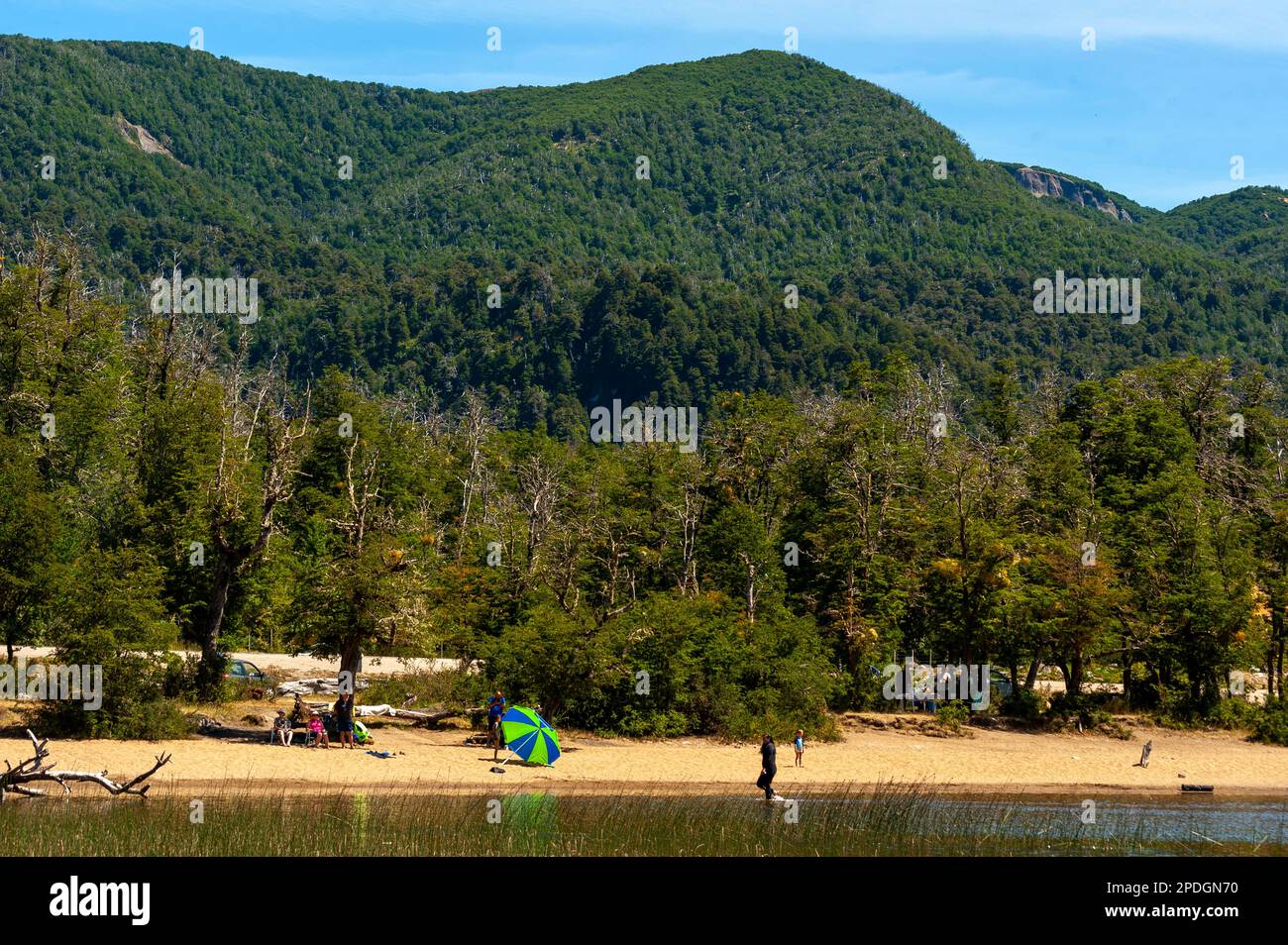 Geschäftiges Wochenende am Ufer des Falkner Lake, Ruta 40, Route of Seven Lakes, Neuquén, Argentinien Stockfoto