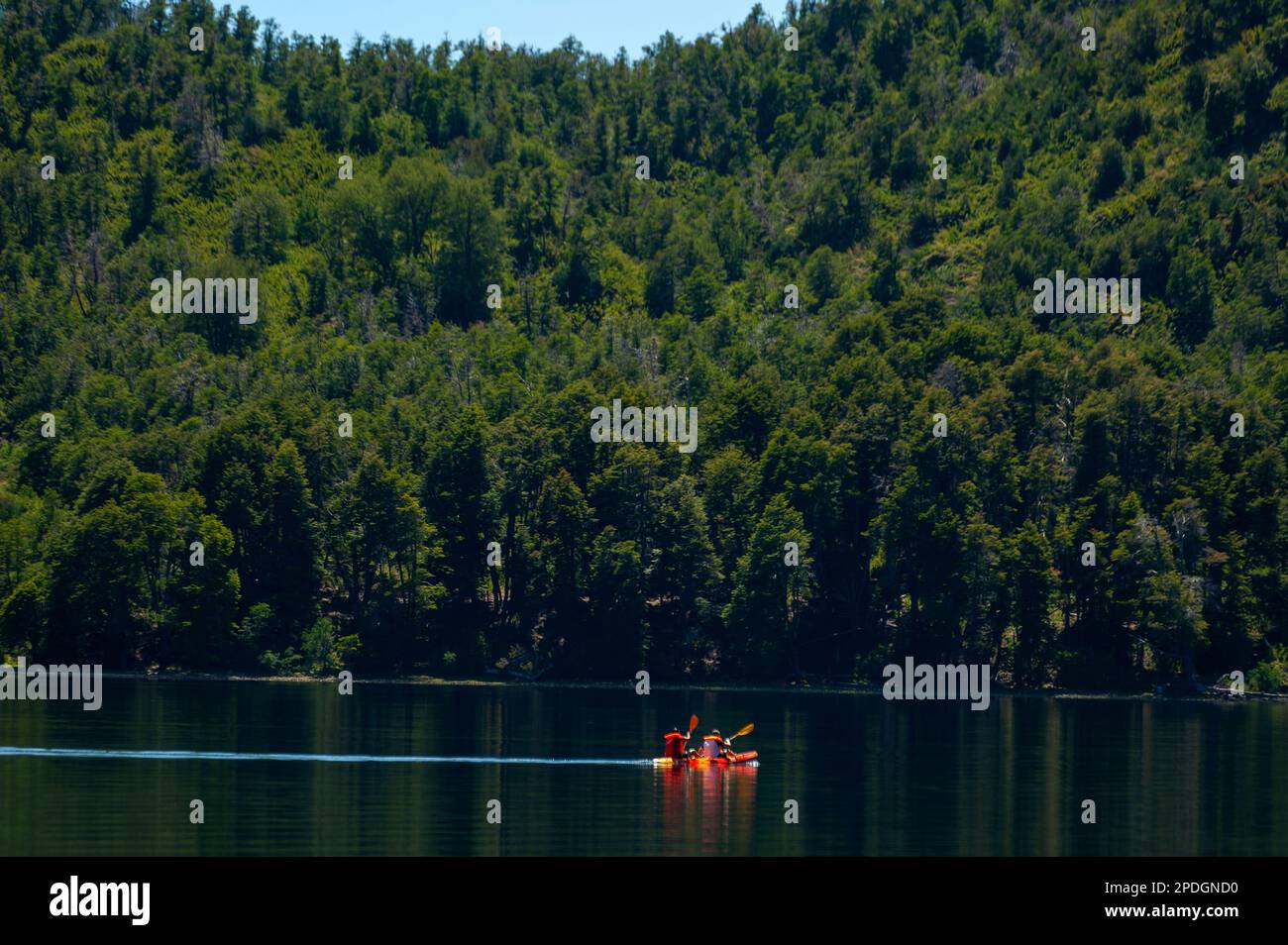 Sportaktivitäten Campingplatz am Ufer des Villarino Sees auf Ruta 40, schneebedeckte Gipfel im Hintergrund, Ruta de Los Siete Lagos oder Route of Seven Lakes Stockfoto