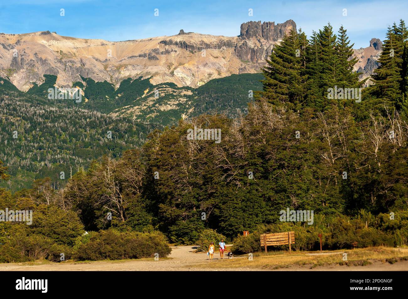 Touristen auf dem Campingplatz am Ufer des Villarino-Sees an der Ruta 40, Ruta de Los Siete Lagos oder Route of Seven Lakes, Neuquén, Argentinien Stockfoto