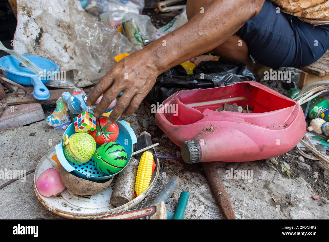 Eine Frau sortiert Abfall für Sammelstellen, Nahaufnahme Stockfoto