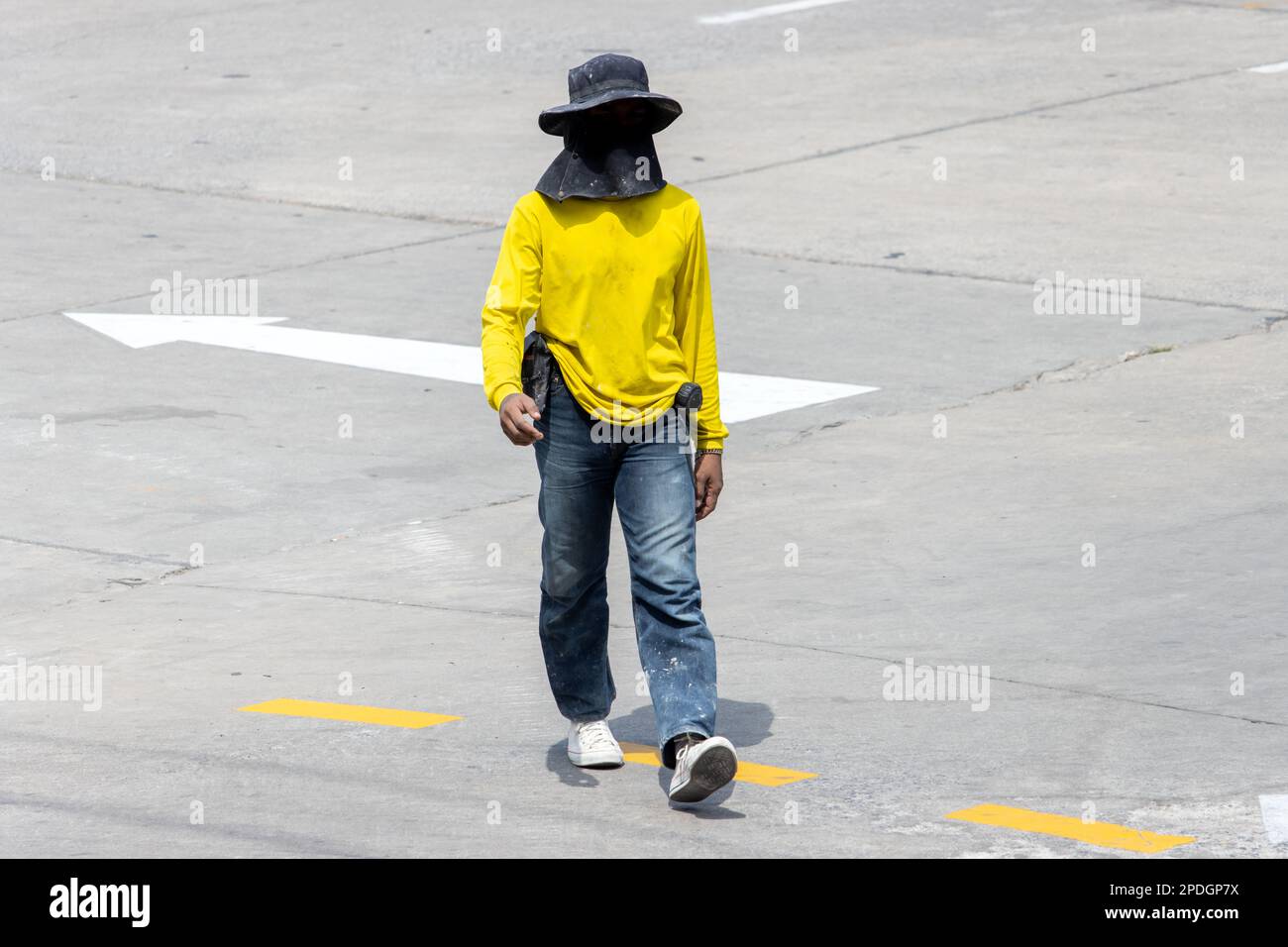 Bauarbeiter geht zur Arbeit, Thailand Stockfoto
