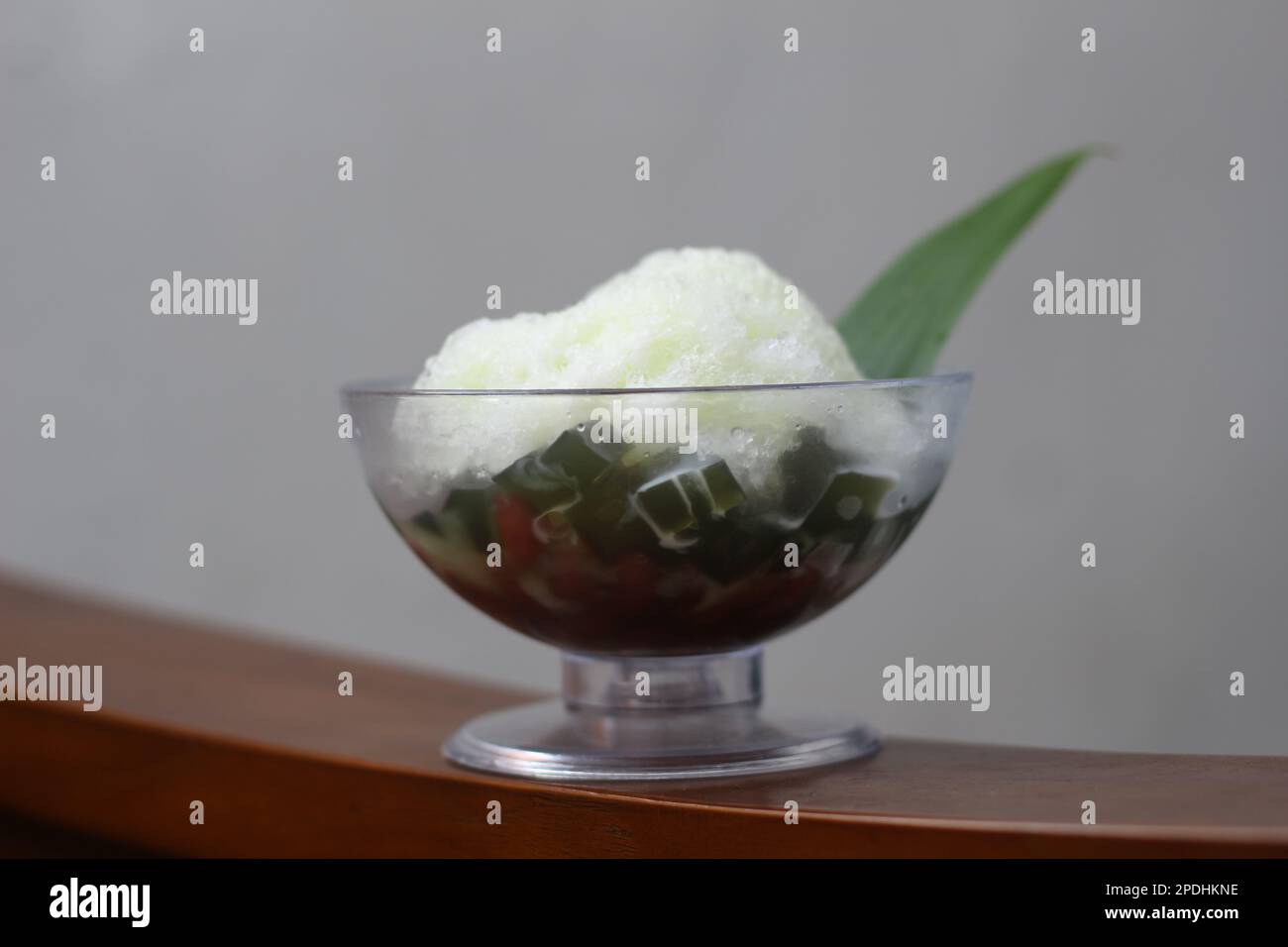 Es Kacang Merah oder ein kaltes Getränk aus roten Bohnen, gekocht mit ...