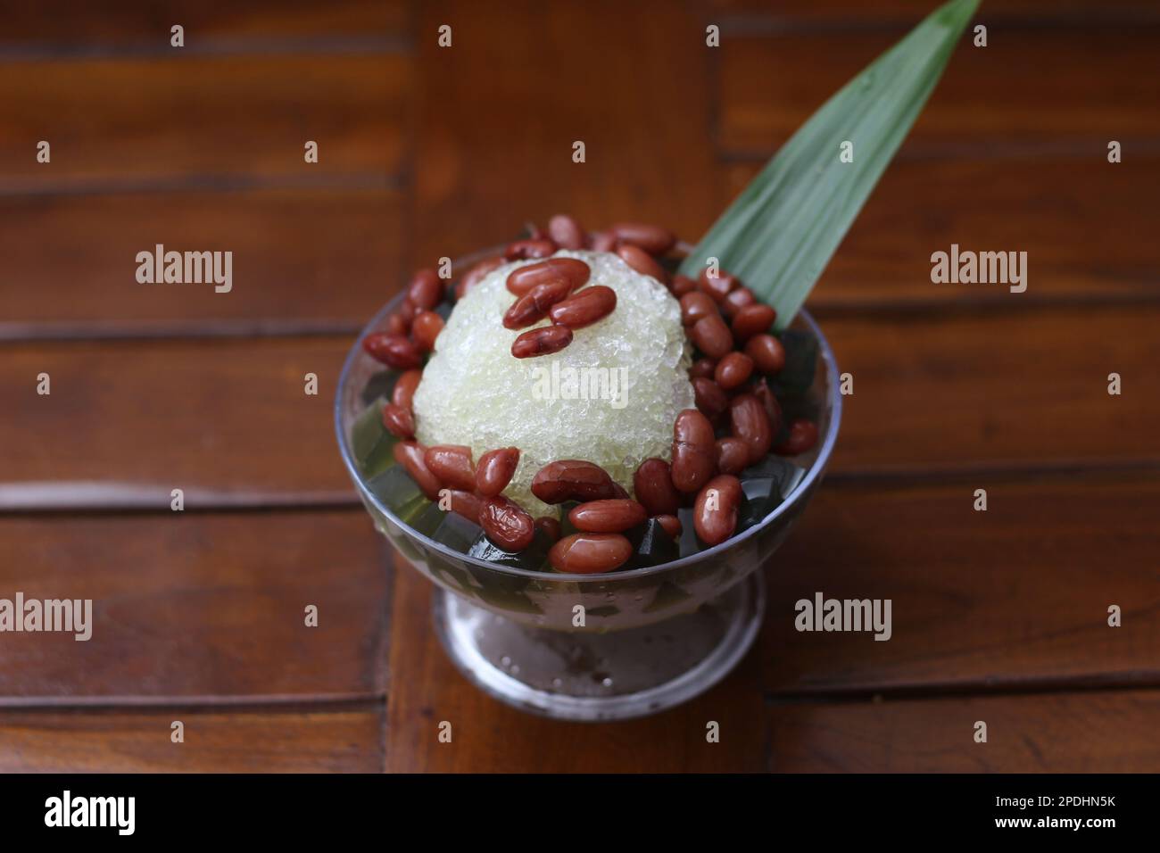 Es Kacang Merah oder ein kaltes Getränk aus roten Bohnen, gekocht mit ...