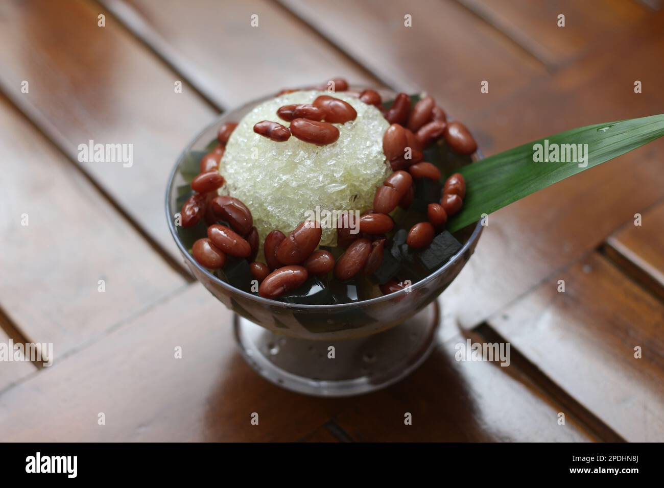 Es Kacang Merah oder ein kaltes Getränk aus roten Bohnen, gekocht mit ...