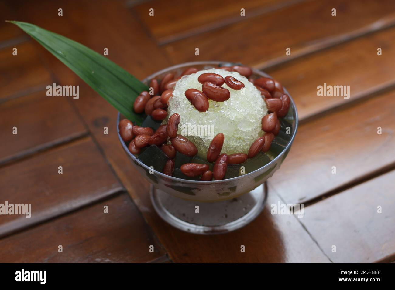 Es Kacang Merah oder ein kaltes Getränk aus roten Bohnen, gekocht mit ...