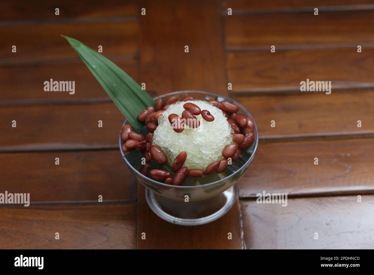 Es Kacang Merah oder ein kaltes Getränk aus roten Bohnen, gekocht mit ...