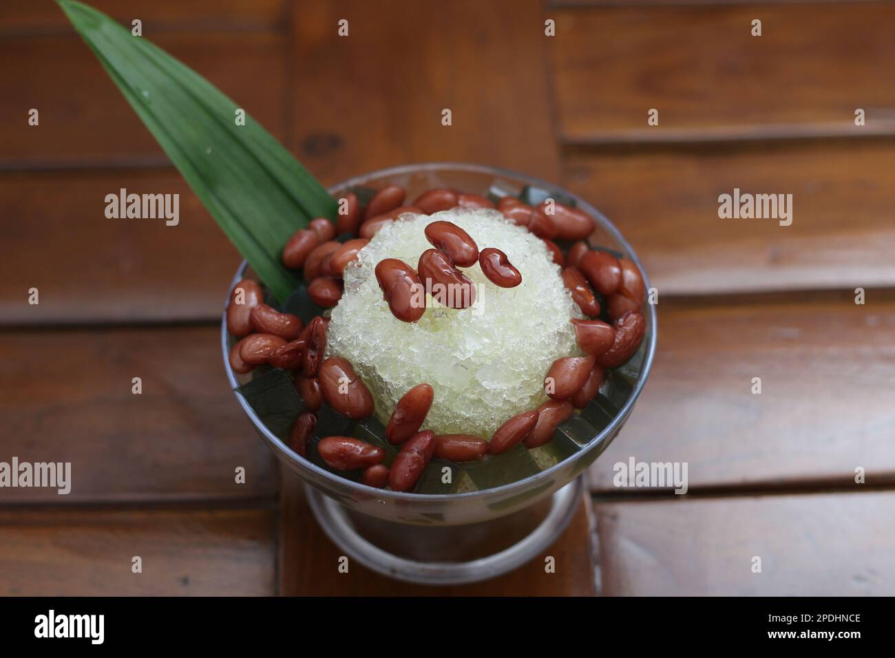 Es Kacang Merah oder ein kaltes Getränk aus roten Bohnen, gekocht mit ...