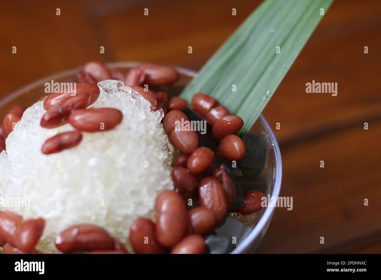 Es Kacang Merah oder ein kaltes Getränk aus roten Bohnen, gekocht mit ...