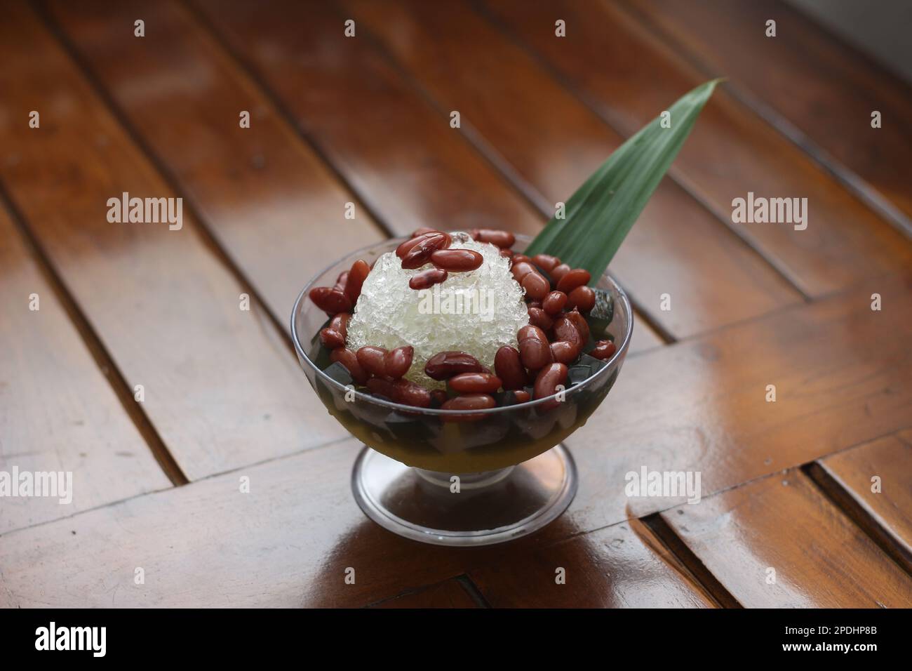 Es Kacang Merah oder ein kaltes Getränk aus roten Bohnen, gekocht mit ...