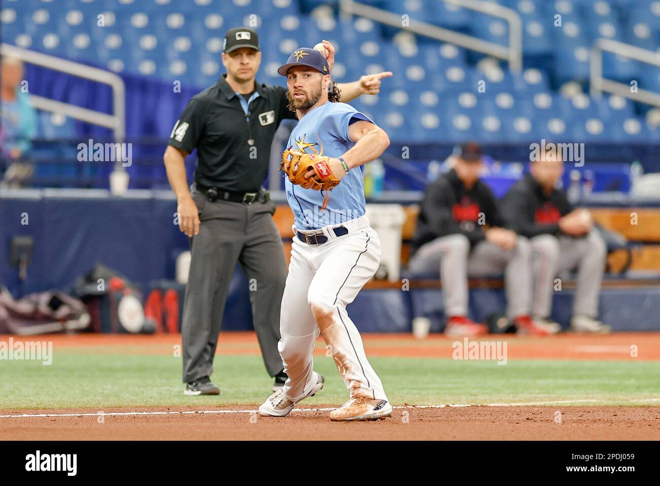 14. März 2023, St. Petersburg, Florida, USA; Tampa Bay Rays dritter Baseman Charlie Culbertson (10) wirft während eines MLB Frühjahrstrainings in den ersten Platz Stockfoto