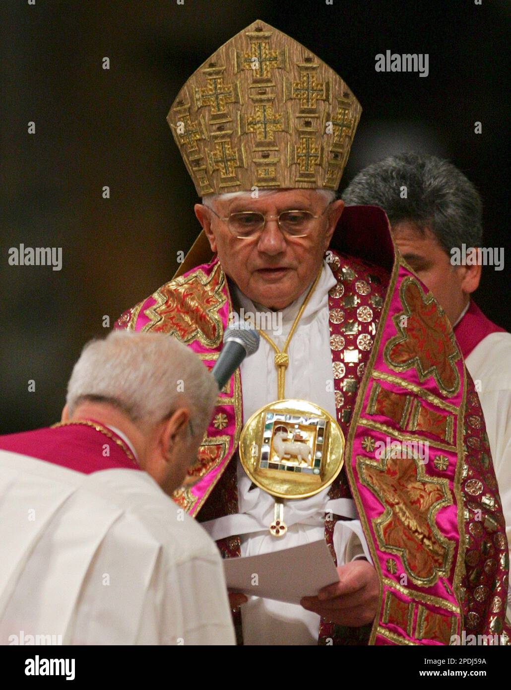 Pope Benedict XVI delivers his address in St. Peter's Basilica at the Vatican, during the celebration of First Vespers of the First Sunday in Advent, for the beginning of the new Liturgical Year, Saturday Nov. 26, 2005. In the foreground, is the master of ceremonies Archbishop Piero Marini. (AP Photo/Plinio Lepri) Stockfoto