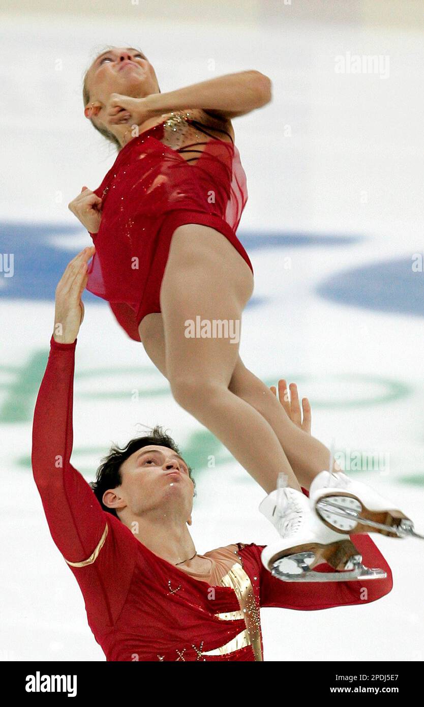 Russian skaters Tatiana Totmianina and Maxim Marinin perform their free skating at the Cup of Russia ISU Grand Prix figure skating event in St. Petersburg, Russia, Saturday, Nov. 26, 2005. (AP Photo/Ivan Sekretarev) Stockfoto