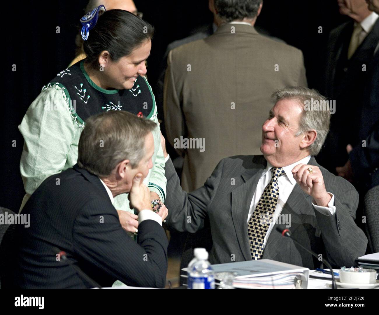 Alberta Premier Ralph Klein ,right, speaks with Saskatchewan Premier Lorne Calvert,left, and Native Women's Association Beverly Jacobs,center, prior to the final remarks at the end of the First Ministers and National Aboriginal Leaders meetings in Kelowna, B.C., Friday, Nov. 25, 2005. (AP Photo/Adrian Wyld-CP) Stockfoto