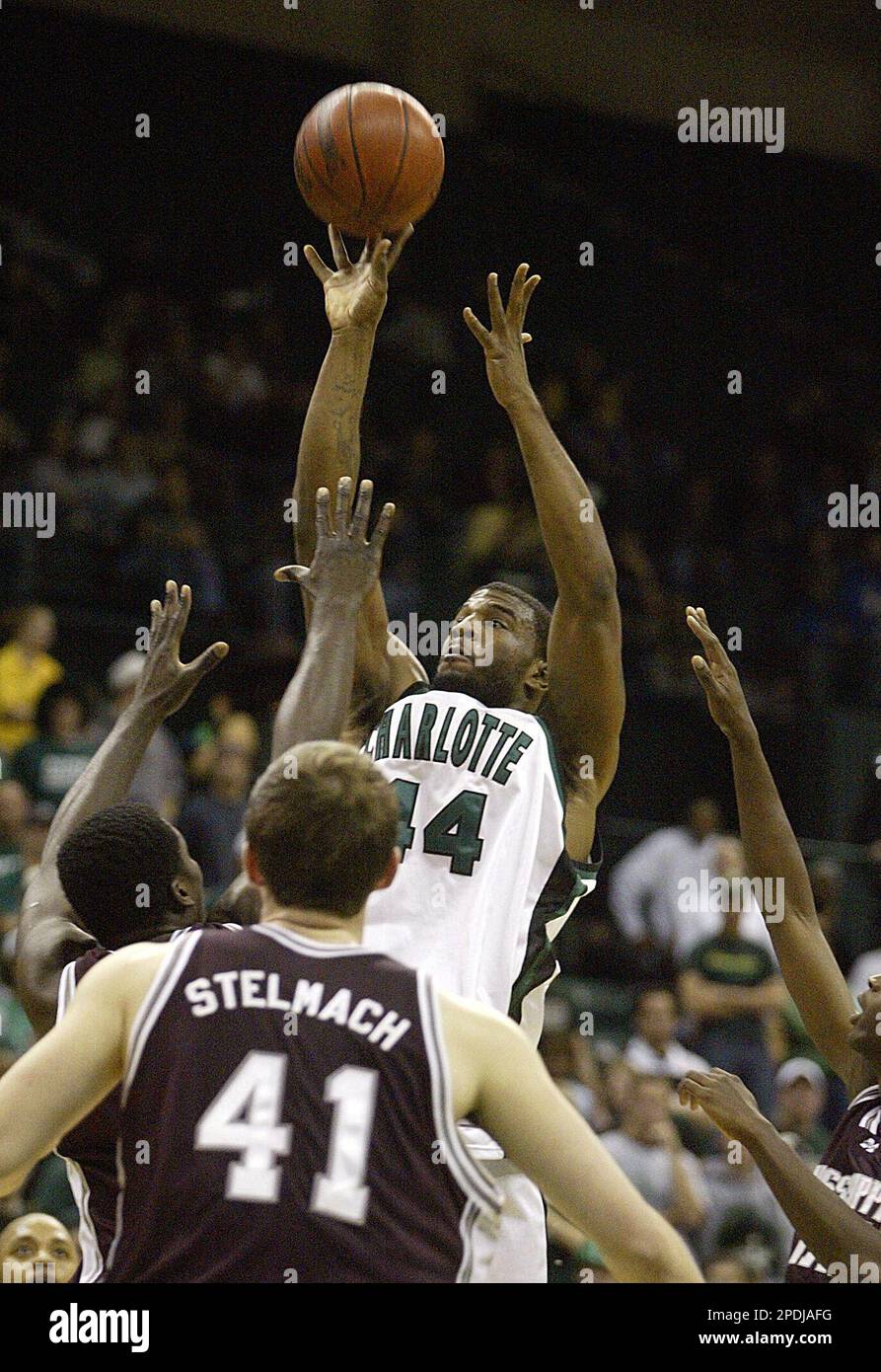 Charlotte's Chris Nance shoots over Mississippi State defenders, including Piotr Stelmach (41), of Poland, during the first half Wednesday, Nov. 23, 2005, in Charlotte, N.C. (AP Photo/Chris Keane) Stockfoto