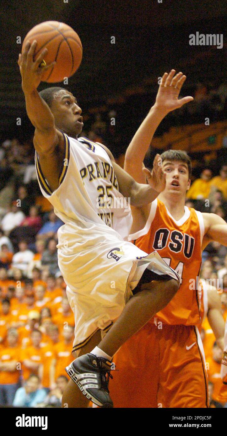 Prairie View's Marlon Davis (25) drives to the basket as Oregon State's Jack McGillis runs in to block from behind in Corvallis, Ore. Tuesday, Nov. 22, 2005. (AP Photo/Ryan Gardner) Stockfoto