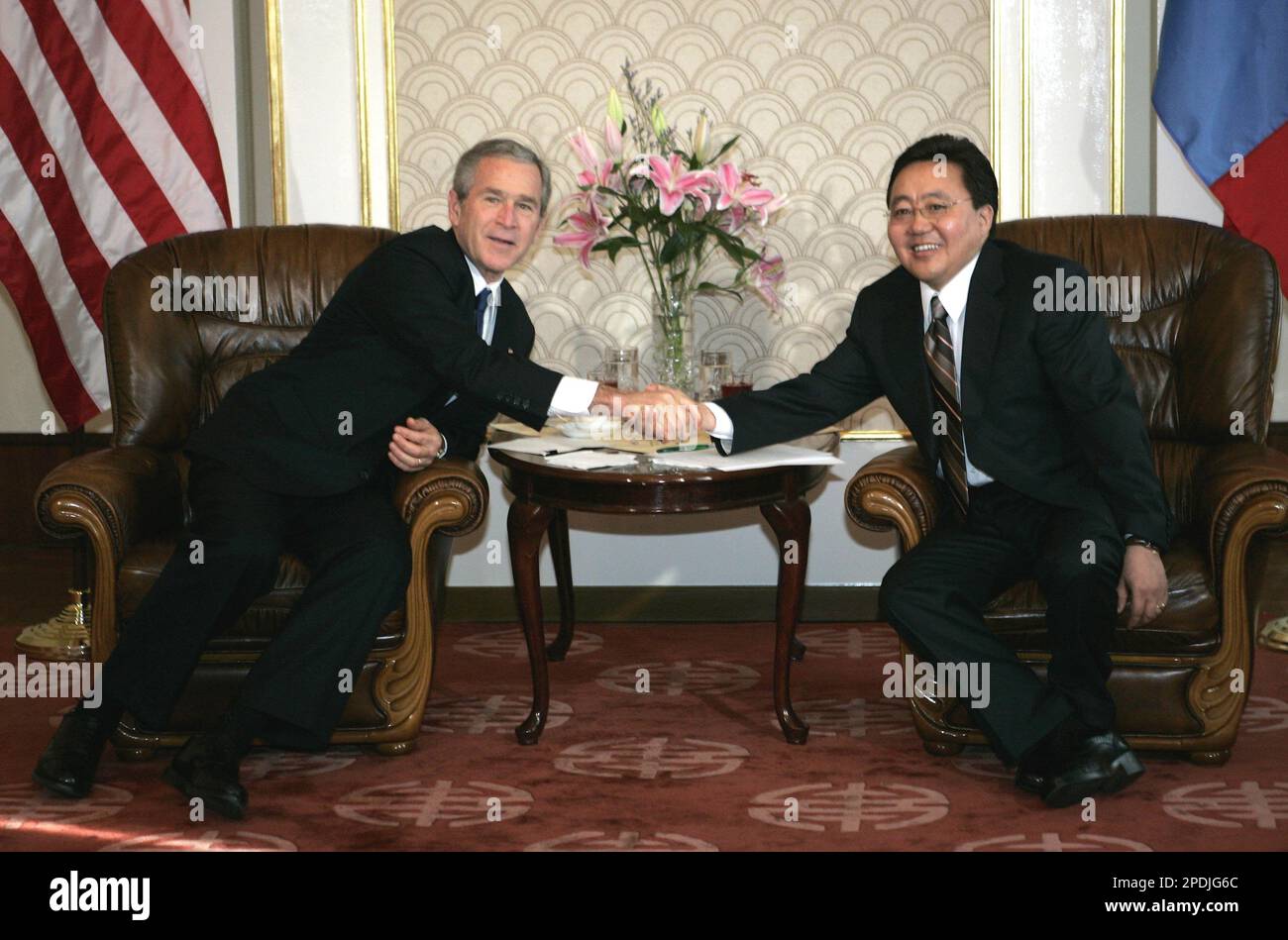 U.S. President George W. Bush, left, meets with Mongolian Prime Minister Tsakhia Elbegdorj in Ulan Bator, Mongolia, Monday, Nov. 21, 2005. Mongolia is the last stop of Bush's four country Asia tour. (AP Photo/Charles Dharapak) Stockfoto