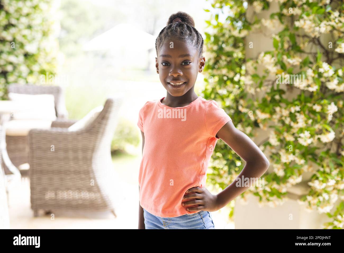 Porträt eines glücklichen afroamerikanischen Mädchens, das in die Kamera schaut und lächelt Stockfoto
