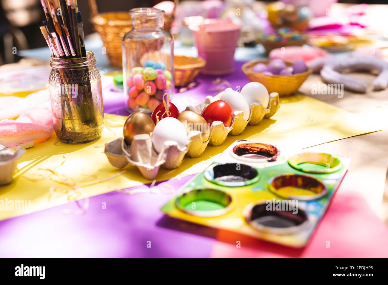Nahaufnahme der Auswahl an bunten ostereiern und Farben auf dem Tisch Stockfoto