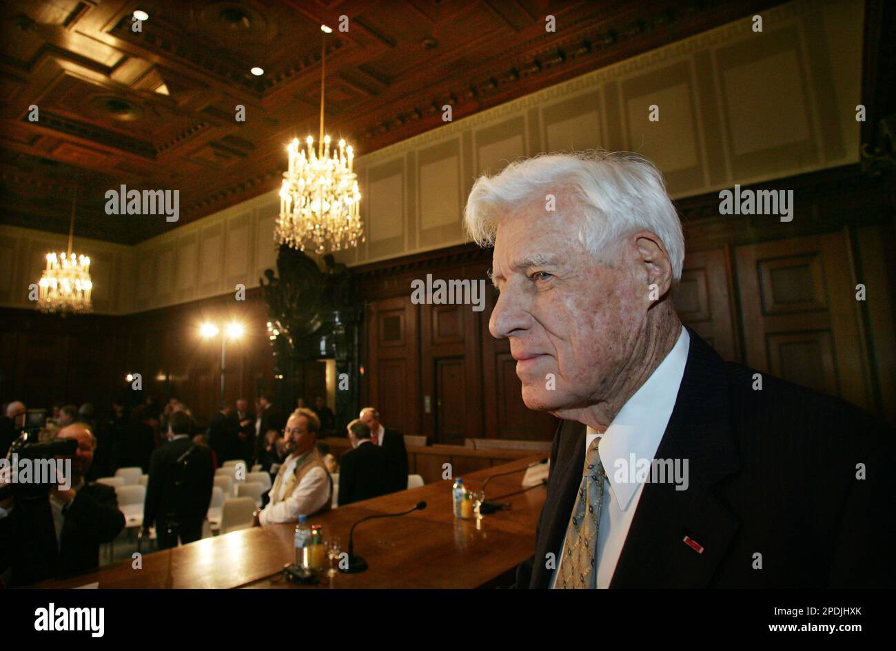 Whitney Harris, former U.S. prosecutor during the Nazi trials, looks around in the historic courtroom in Nuremberg, southern Germany, Sunday, Nov. 20, 2005. A commemoration with witnesses of the time was held on the day of the 60th anniversary of the trial, that sent many Nazi leaders and generals to prison or to the gallows. (AP Photo/Diether Endlicher) Stockfoto