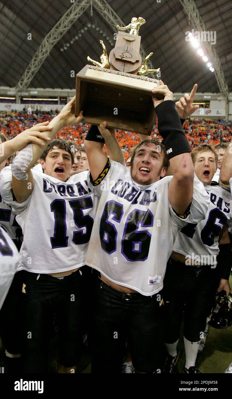 Sigourney-Keota's Klynt Weber (15) and Fletcher Flynn (66) hold up the Class 2A championship trophy after a 27-24 win over Sheldon in the championship game, Saturday, Nov. 19, 2005, at the high school football championships in Cedar Falls, Iowa. (AP Photo/Matthew Putney) Stockfoto