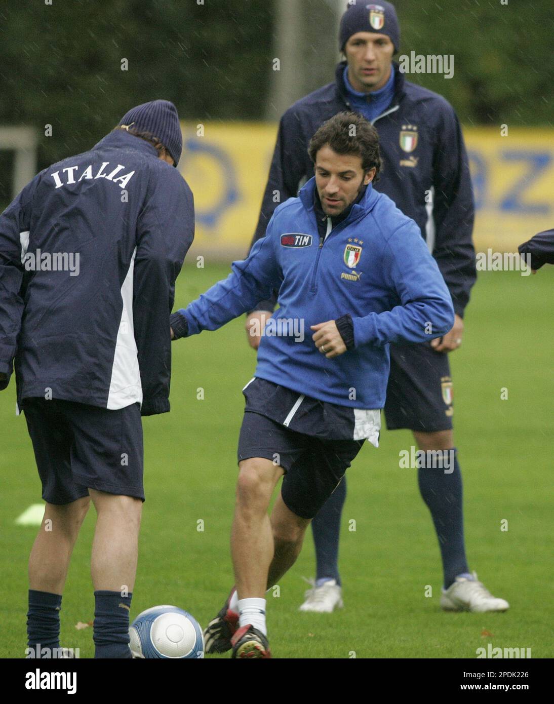 Italy's striker Alessandro Del Piero dummies teammates during a drill at a training session in the Coverciano sports center near Florence, central Italy, Tuesday Nov. 15, 2005, in view of an exhibition soccer match against The Ivory Coast Wednesday Nov. 16, in Geneva, Switzerland. (AP Photo/Fabrizio Giovannozzi) Stockfoto