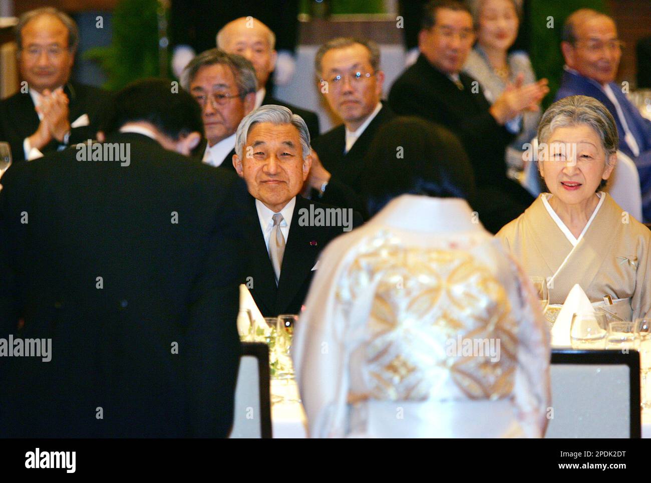 Emperor Akihito, seated left, and Empress Michiko, right, smile on bowing Sayako Kuroda, foreground right, and her husband Yoshiki Kuroda as they walk to their table during their wedding banguet at a Tokyo hotel Tuesday, Nov. 15, 2005. Sayako, the daughter of Akihito and Michiko, gave up her royal status as princess by marrying Kuroda, a Tokyo city employee. (AP Photo/Koji Sasahara, POOL) Stockfoto