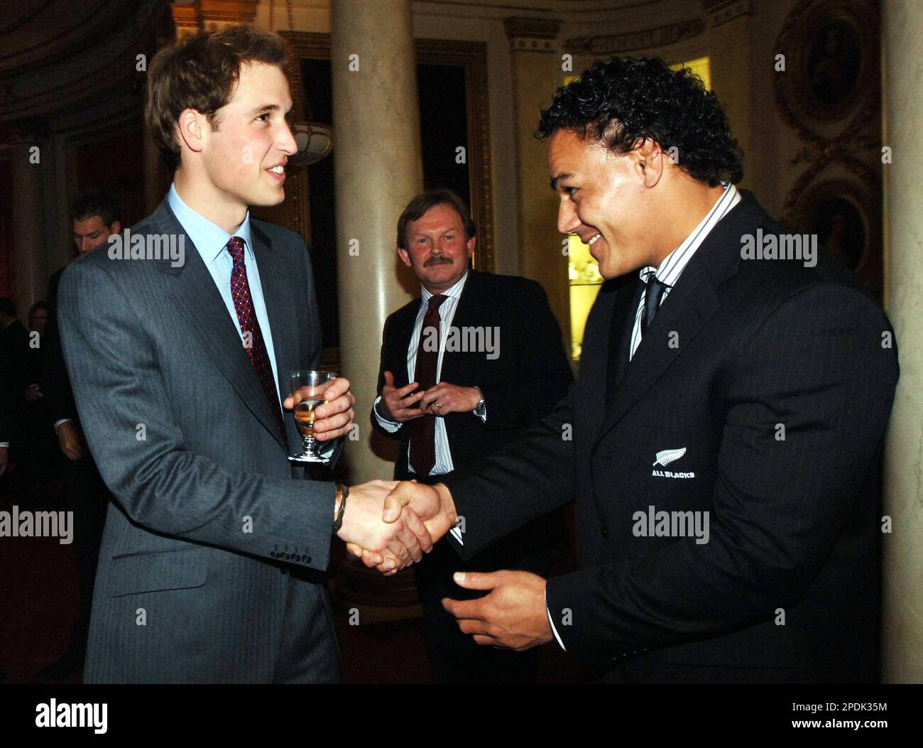 Prince William greets Chris Masoe of the All Blacks, New Zealand rugby team during a special reception at Buckingham Palace in central London, Monday Nov.14, 2005. ( AP Photo/Pool, Fiona Hanson) Stockfoto