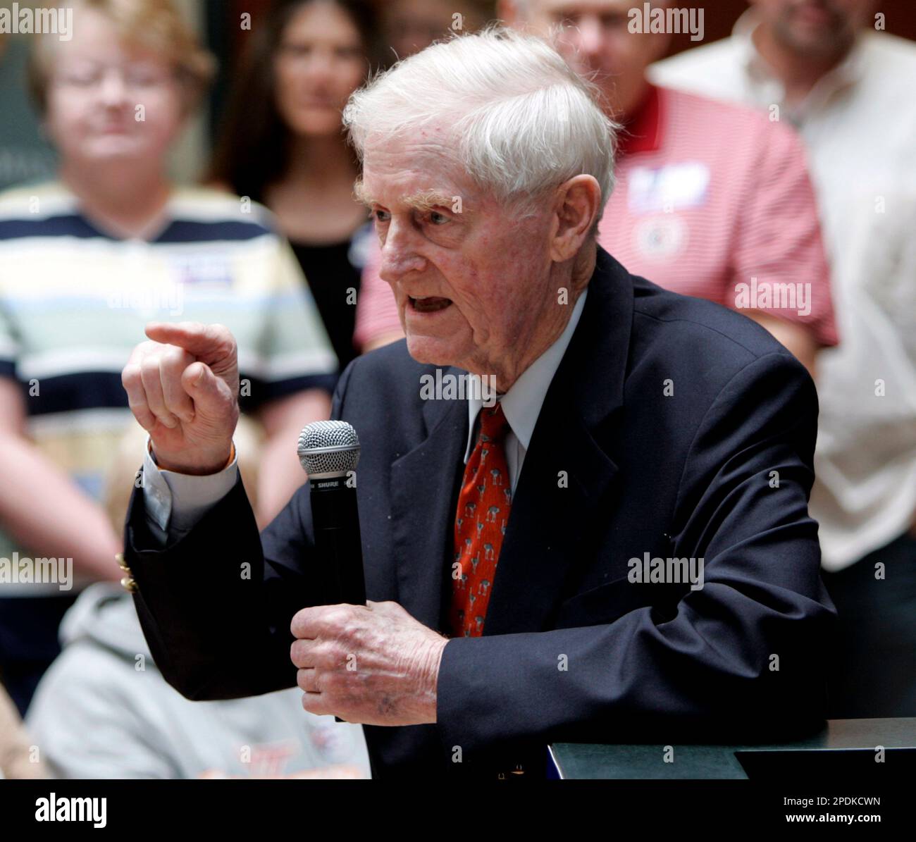Former Virginia Gov. A. Linwood Holton speaks at a rally for Democratic gubernatorial candidate, Lt. Gov. Tim Kaine in Christiansburg, Va., Nov. 5, 2005. Holton underwent surgery for bladder cancer Wednesday, hours after his son-in-law, Tim Kaine, was elected governor. Holton, 82, the first Republican Virginia governor since Reconstruction, was admitted to a hospital for an operation Wednesday morning, Kaine said. (AP Photo/Steve Helber) Stockfoto
