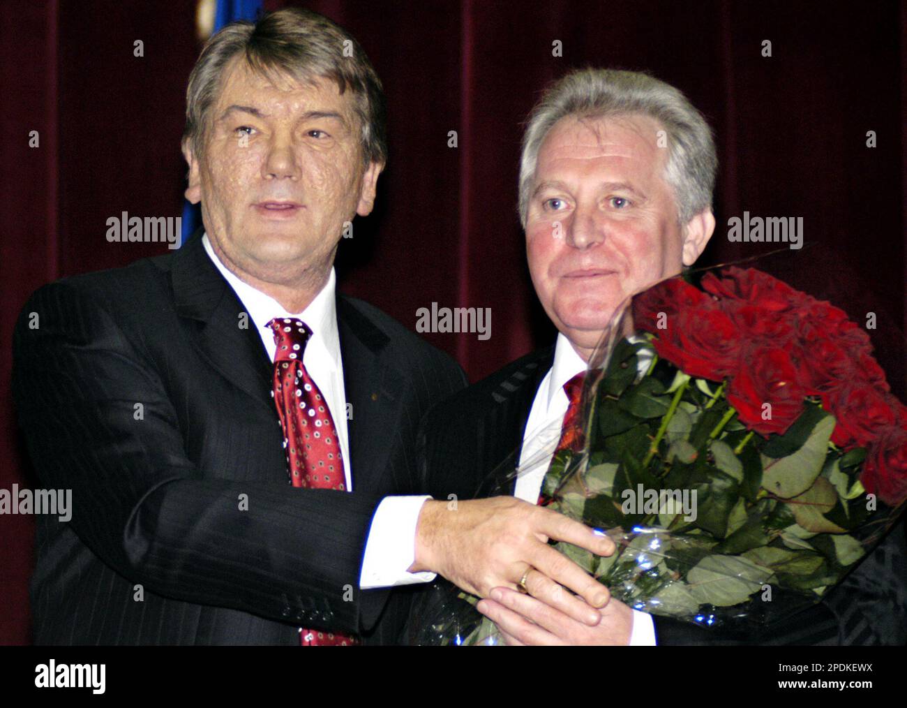 Ukraine's President Viktor Yushchenko, left, introduces new Prosecutor General Oleksandr Medvedko to prosecutors in Kiev, Ukraine Tuesday, Nov. 8, 2005. Yushchenko said that top Ukrainian prosecutors have been more interested in helping politicians avoid prosecution rather than in investigating crimes. (AP Photo/Sergei Chuzavkov) Stockfoto