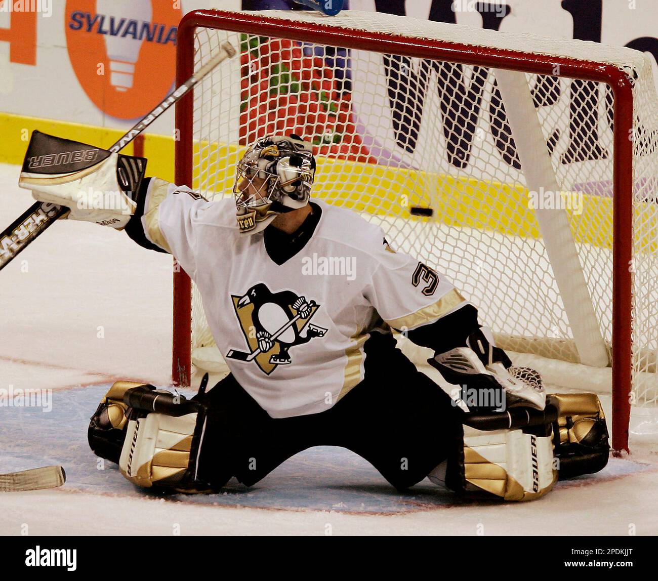 Pittsburgh Penguins goaltender Sebastien Caron can't stop this first period goal by Boston Bruins' Jiri Slegr in Boston Saturday, Nov. 5, 2005. Caron was replaced during the second period. (AP Photo/Winslow Townson) Stockfoto