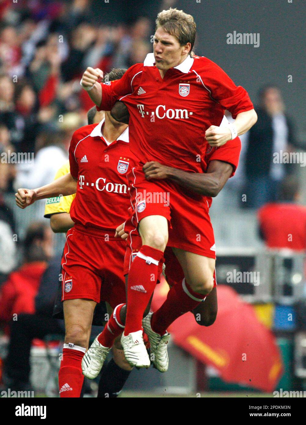 Munich's Bastian Schweinsteiger celebrates after scoring during the German first division soccer match between FC Bayern Munich and Werder Bremen in Munich, southern Germany, Saturday, Nov. 5, 2005. (AP Photo/Uwe Lein) ** EMBARGOED AGAINST ANY MOBILE USE (NO MMS!) UNTIL 18.30 GMT ** Stockfoto