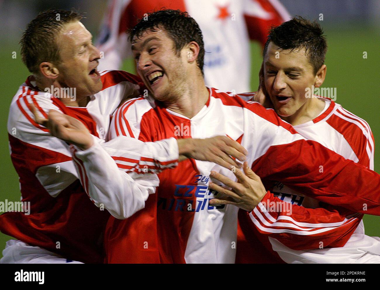 Pavel Fort, center, of Slavia is congratulated by his teammates Stanislav Vlcek, left, and Tomas Hrdlicka after scoring during the Group A UEFA Cup soccer match between Czech team Slavia Prague and Bulgarian team CSKA Sofia played at the Strahov stadium in Prague, Czech Republic on Thursday, Nov. 3, 2005. (AP Photo/Petr David Josek) Stockfoto