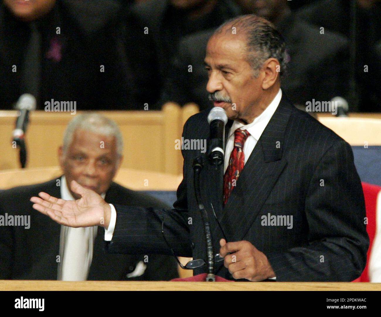 Congressman John Conyers, D-Mich., speaks at the funeral for civil rights pioneer Rosa Parks in Detroit, Wednesday, Nov. 2, 2005. (AP Photo/Carlos Osorio) Stockfoto