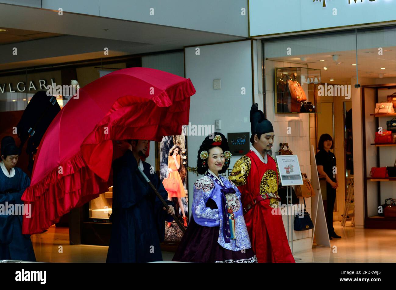 Eine traditionelle kulturelle Vorstellung am Incheon International Airport in Südkorea. Stockfoto