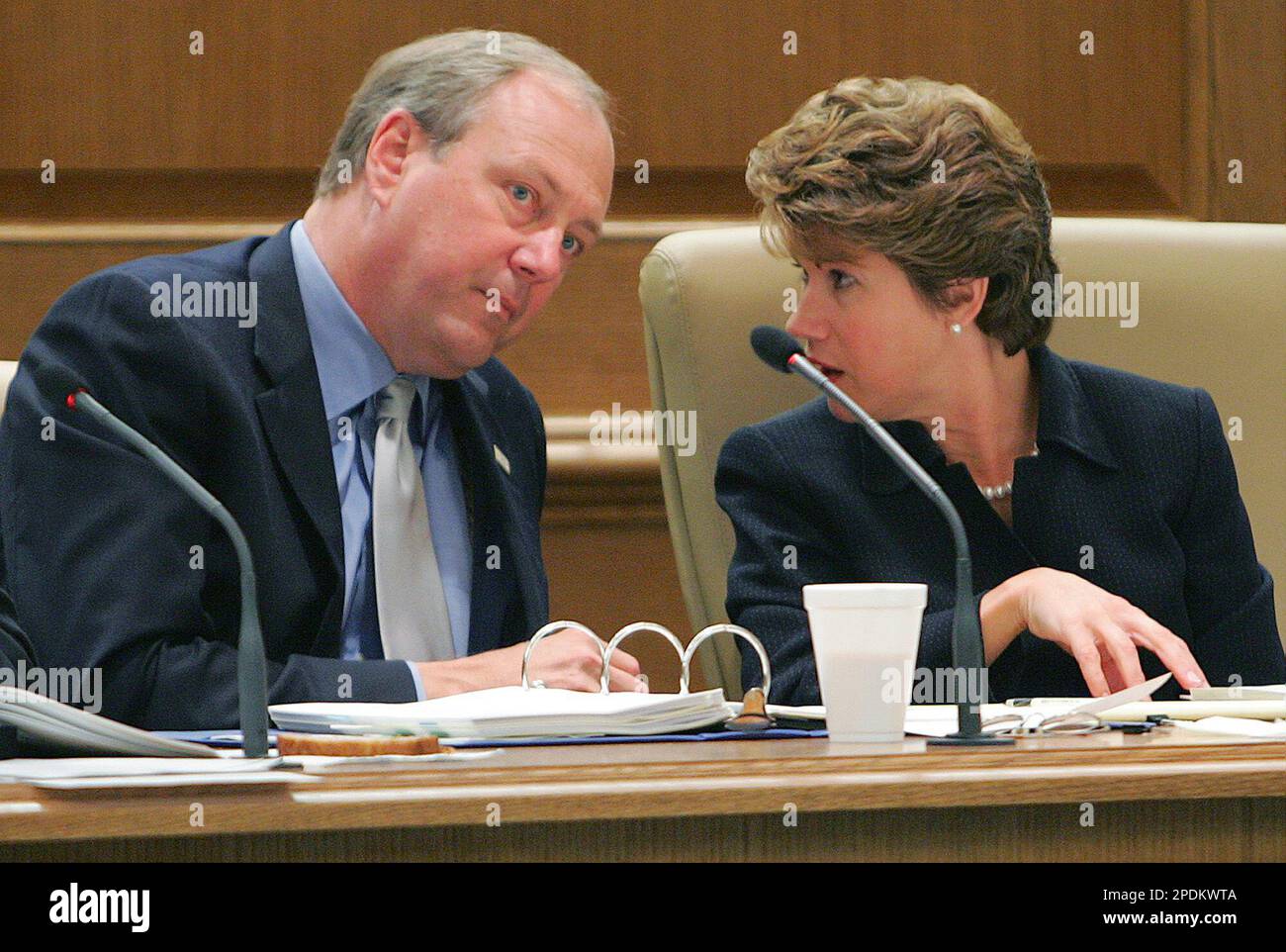 Joint ethics committee member Rep. Kim McMillan, D-Clarksville, right, discusses proposed ethics legistation with Sen. James Kyle, D-Memphis, during joint ethics committee meeting in Nashville, Tenn., Wednesday, Nov. 2, 2005. (AP Photo/John Russell) Stockfoto