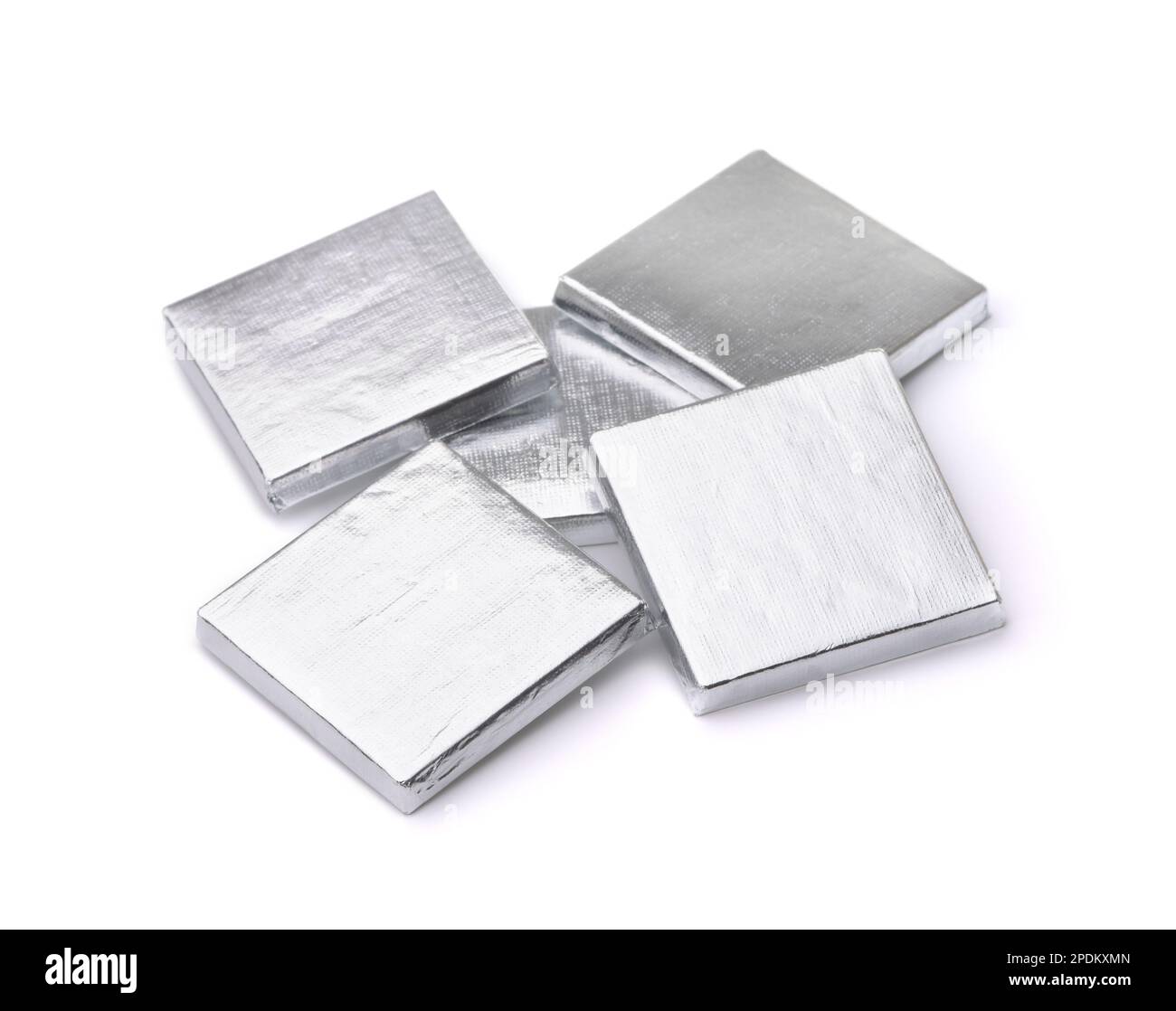 Eine Gruppe von in Silberfolie verpackten quadratischen Schokoriegeln, isoliert auf Weiß Stockfoto