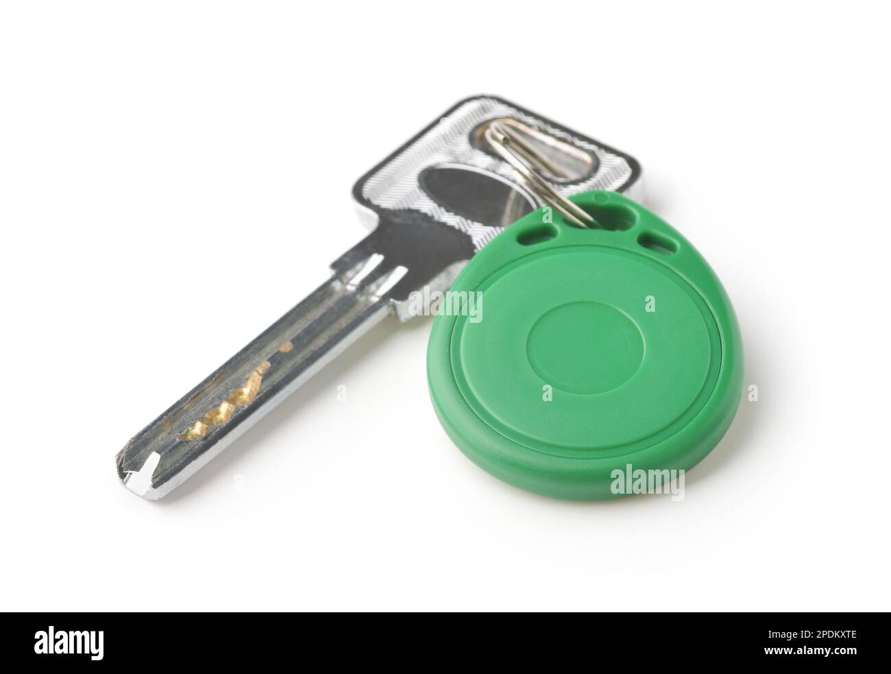 Schlüssel mit grünem Kunststoff-rfid-Schlüsselanhänger isoliert auf weiß Stockfoto