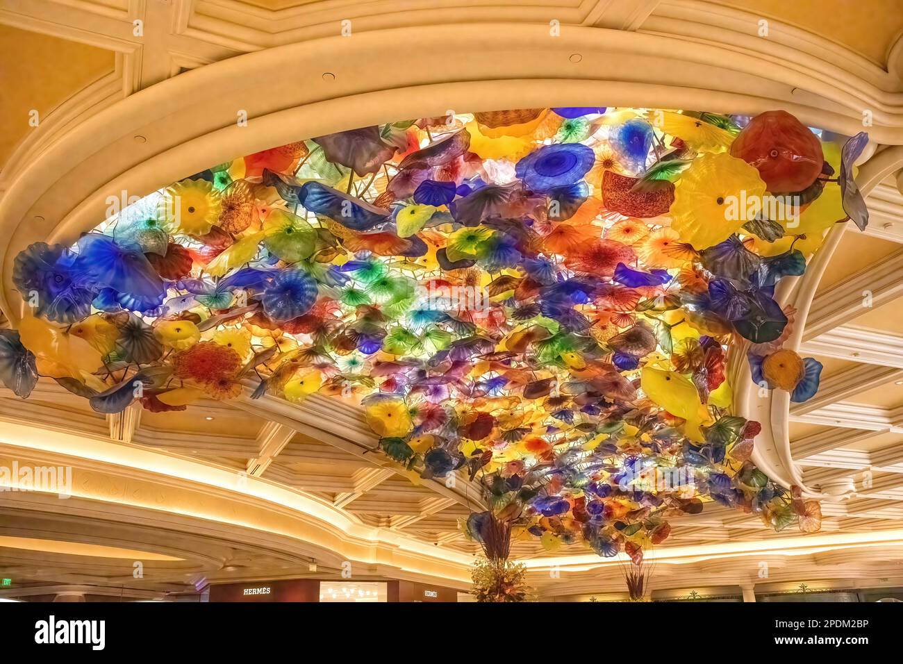 Die Glasskulptur von Dale Chihuly an der Decke des Bellagio Hotel and Casino in Las Vegas, Nevada, USA. Stockfoto