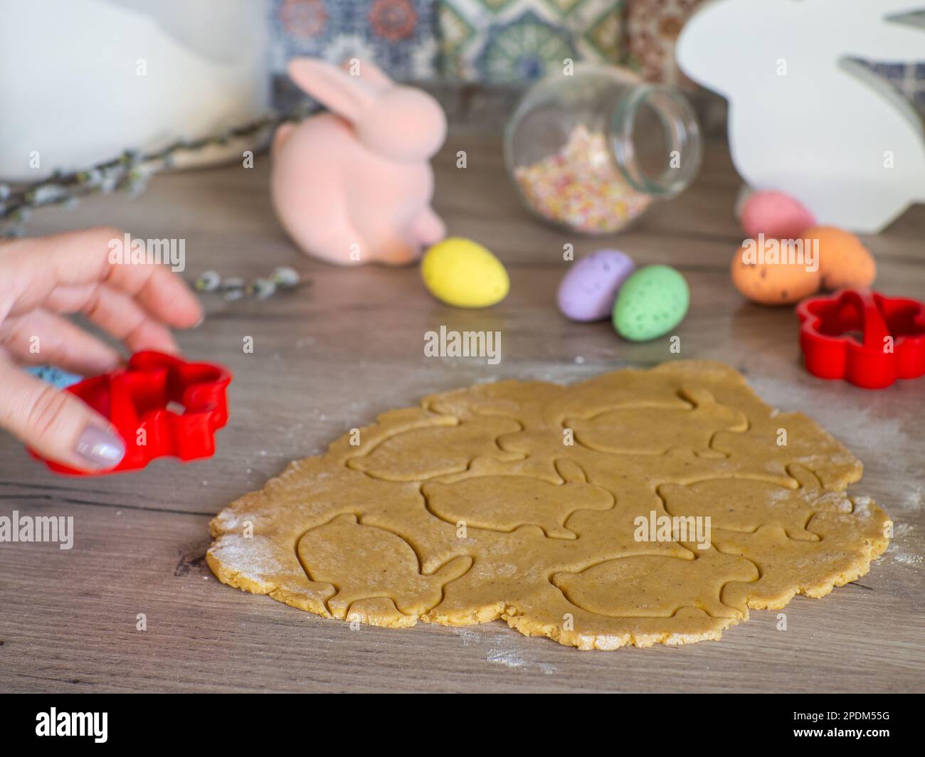 Frauen kneten aus nächster Nähe Ingwerteig und schnitzende Figuren Stockfoto