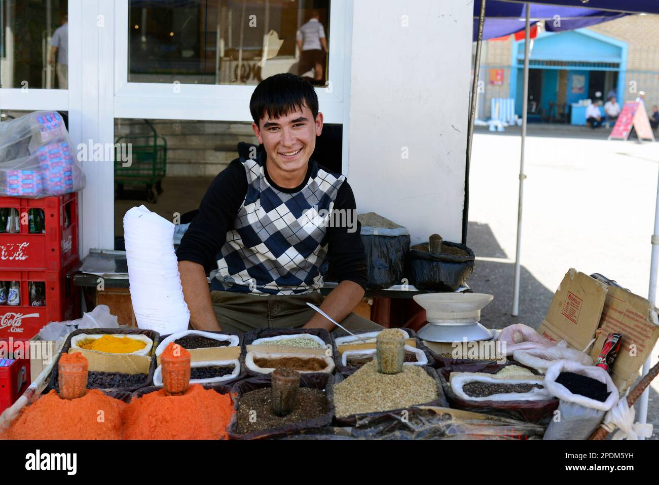 Ein Gewürzverkäufer auf dem Chorsu-Basar in Taschkent, Usbekistan. Stockfoto