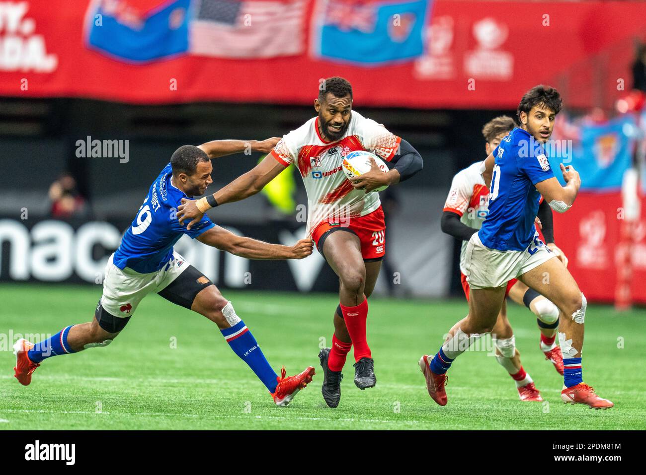 Vancouver, Kanada. 4. März 2023. Josua Kerevi (C) aus Japan wehrt sich während der HSBC Canada Sevens gegen Frankreich auf dem BC-Platz ab. Kredit: Joe N. Stockfoto