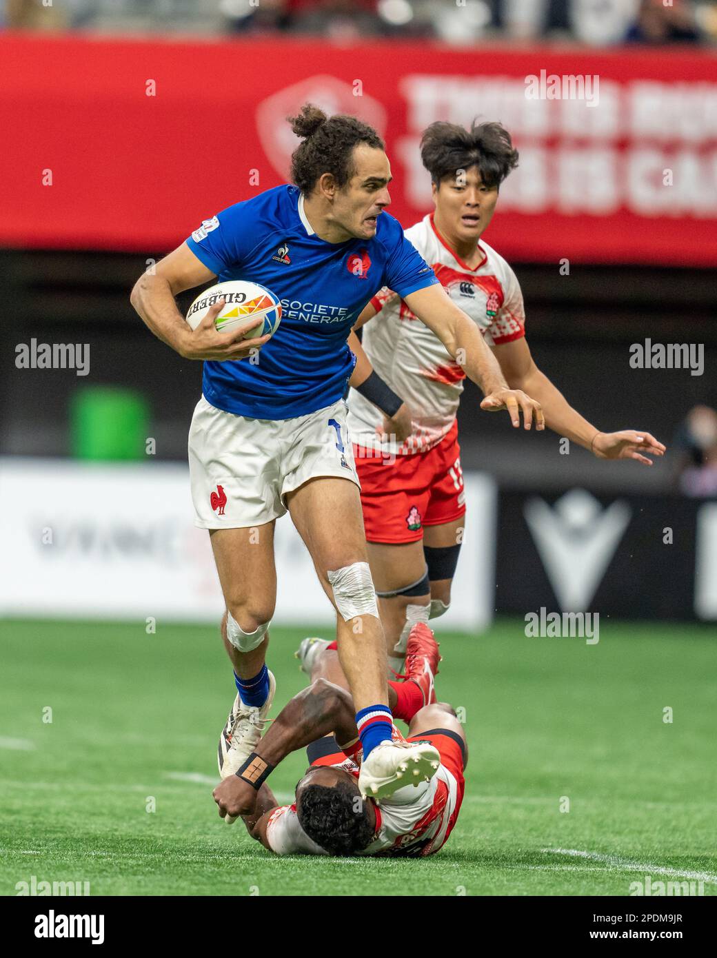 Vancouver, Kanada. 4. März 2023. Jonathan Laugel (L) aus Frankreich wehrt sich während der HSBC Canada Sevens gegen Japan auf dem BC Place gegen den Angriff. Kredit: Jo Stockfoto