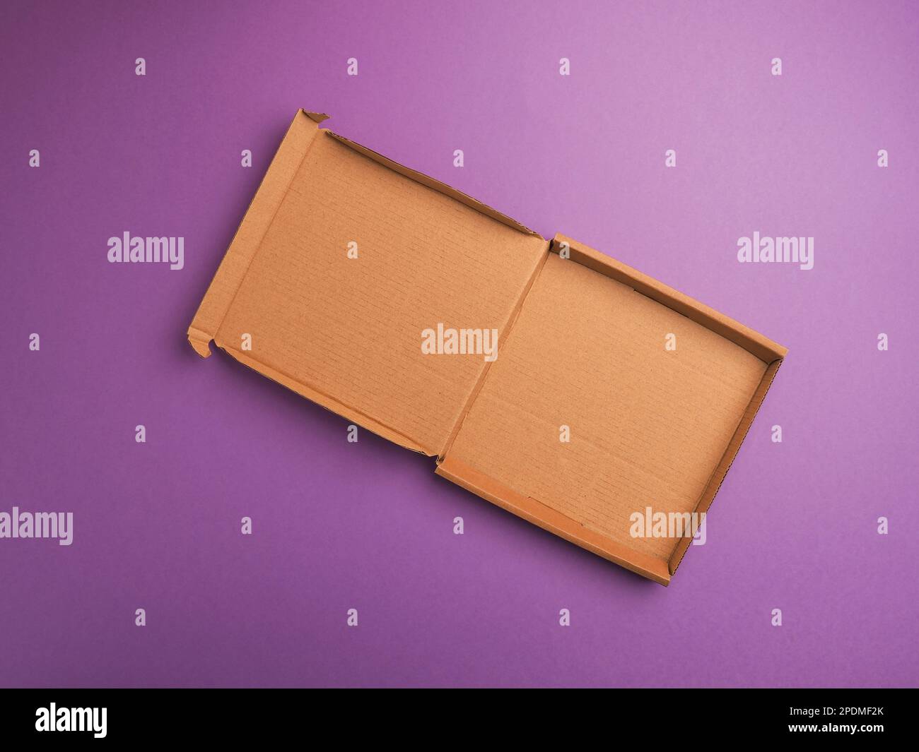 Umweltfreundliche Pizza-Box auf violettem Studiohintergrund, die als Vorlage für Lebensmittel verwendet wird Stockfoto