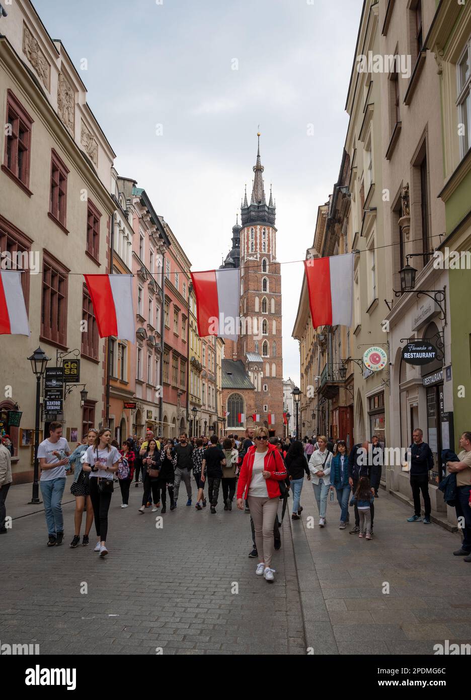 Blick auf Touristen vor dem Rathausturm (Wieza Ratuszowa), einem Tuchsaal (Sukiennice) am Marktplatz, Zentrum der Altstadt, Krakau Stockfoto